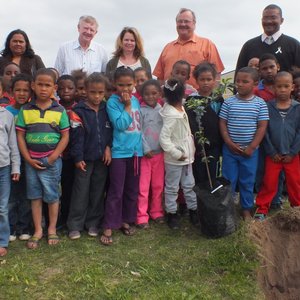 Gansbaai PrimÃªr se Gr Râ€™e saam met agter vlnr Jacqulene Uys, Helena Slamat, rdh Pieter Scholtz, Lauren Rainbird, Kat Myburgh en Tommy Volkwyn 